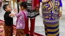 <p>Menariknya lagi, Presiden Jokowi selalu menjadi pemimpin upacara HUT RI didampingi oleh keluarganya, yang tak hanya oleh sang istri atau Ibu Negara Iriana Jokowi, tapi juga menggandeng cucu-cucunya. Tahun lalu, Jan Ethes, anak dari Gibran Rakabuming Raka dan Selvi Ananda menjadi teman Presiden Jokowi selama memimpin upacara HUT RI.</p>