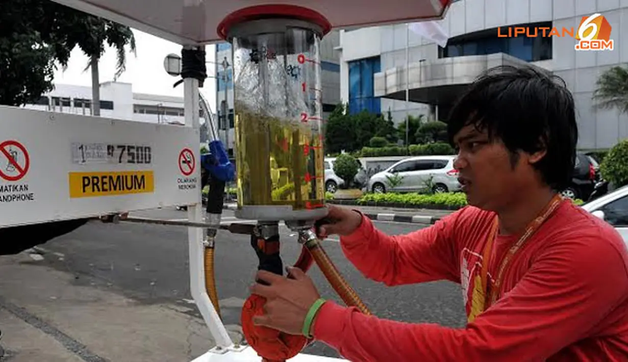 Kios yang dibuat menggunakan drum yang disambungkan dengan pompa manual untuk menaikkan bensin lalu ditampung dalam tabung khusus (Liputan6.com/Johan Tallo).