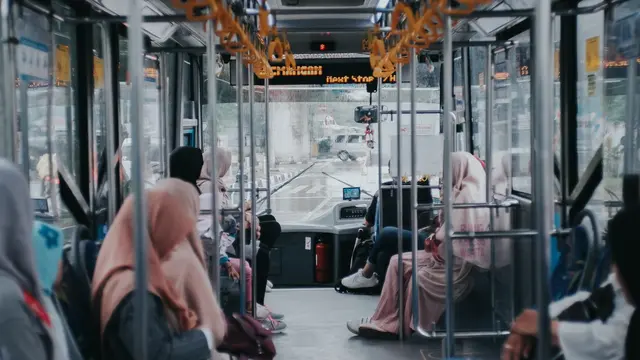 Diciduk Petugas Transjakarta, Pelaku Mesum di KRL Kini Ditahan Polisi