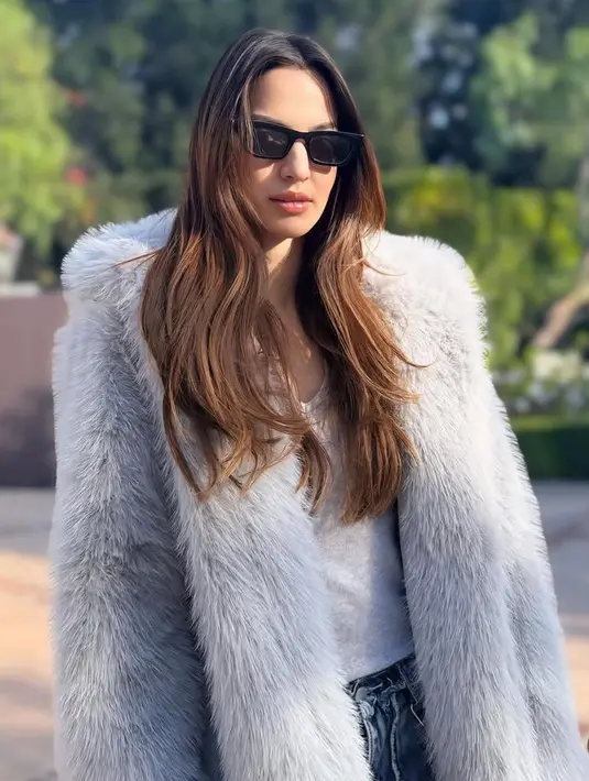 <p>Nia Ramadhani seperti sedang berlibur ke Amerika Serikat. Ia pun tampil gorgeous dengan jaket warna abu-abu senada dengan inner t shirtnya. Dipadukan celana denim dan kacamata hitam. [@ramadhaniabakrie]</p>