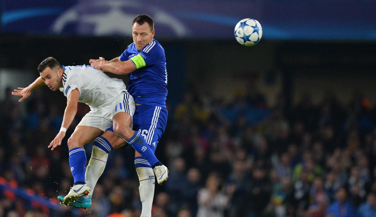 Pemain Chelsea John Terry (kanan) berduel udara dengan pemain Dynamo Kiev Junior Moraes pada lanjutan Liga Champion Grup G di Stadion Stamford Bridge, London, Rabu (4/11/2015) dini hari. Chelsea memang 2-1.(AFP PHOTO / Glyn Kirk)