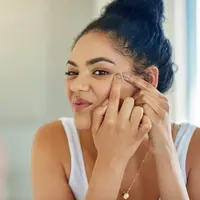 Dari semangat membersihkan wajah hingga akhirnya pasrah aja sama si jerawat yang nggak mau pergi-pergi. Apa sih penyebabnya? (Foto: health.com)