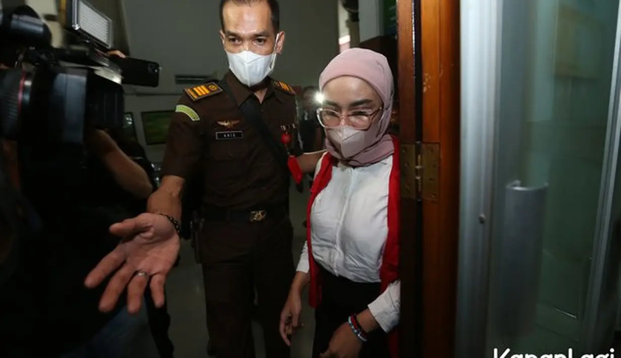 Medina tak bisa menahan kesedihannya karena sudah cukup lama tak jumpa dengan sang buah hati. Hal itu yang kemudian disampaikan Medina dalam pledoinya. (KapanLagi.com®/Budy Santoso)