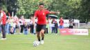 Aksi Rizky Ridho dalam acara football challenge Pembalap Pertamina Enduro di Stadion Madya, Senayan, Jakarta pada Jumat, (24/1/2025).  (Bola.com/Abdul Aziz)