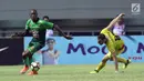 Pemain baru PS TNI, Franklin Anzite Touadere (kiri) mengecoh pemain Bhayangkara FC, Ilija Spasojevic saat lanjutan Liga 1 Indonesia di Stadion Pakansari, Kab Bogor, Minggu (3/9). PS TNI kalah 0-1. (Liputan6.com/Helmi Fithriansyah)