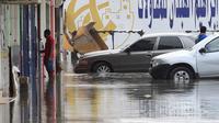 Seorang pria Saudi berdiri di jalan yang banjir di Riyadh saat hujan lebat melanda ibu kota Saudi, pada 13 April 2016. (Dok:&nbsp;FAYEZ NURELDINE / AFP)