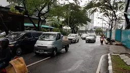 Kondisi arus lalu lintas di kawasan SCBD usai balkon BEI ambruk, Jakarta, Senin (15/1). Bahkan, petugas kemanan dalam (pamdal) harus menutup akses masuk bagi kendaraan. (Liputan6.com/Herman Zakharia)