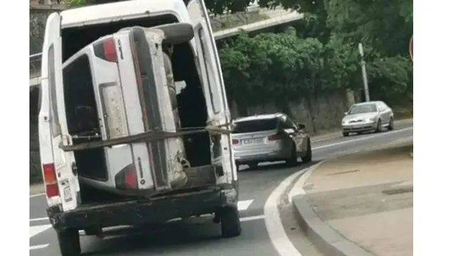 7 Cara Unik Bawa Barang Pakai Mobil Ini Bikin Tepuk Jidat, Ada-Ada Saja