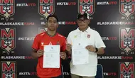 Frets Butuan (kiri) resmi diperkenalkan sebagai pemain baru Malut United. (Dok. Malut United)