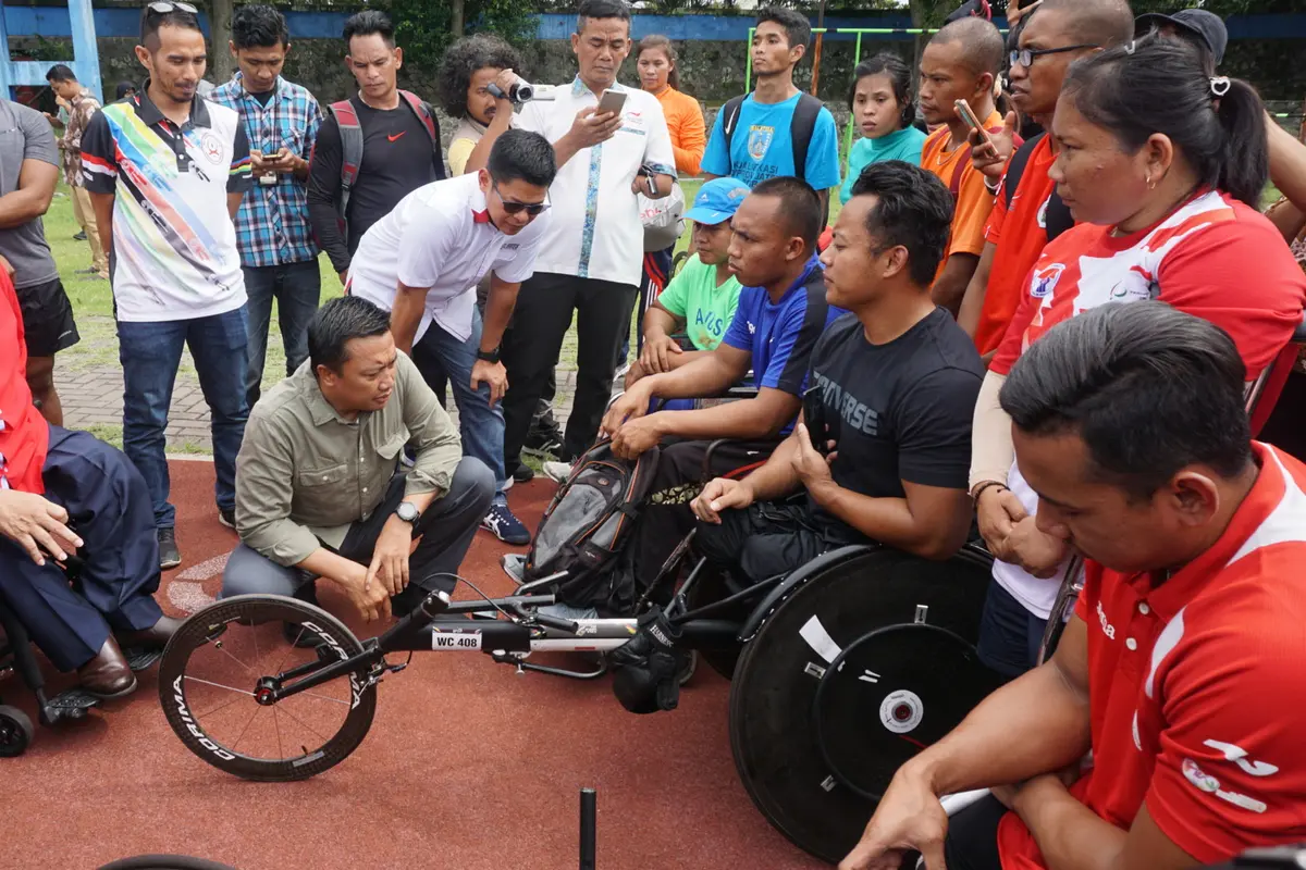 Menteri Pemuda dan Olahraga (Menpora) Imam Nahrawi, bersama atlet Asian Para Games 2018