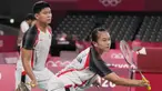 Pebulu tangkis Indonesia Praveen Jordan (kiri) dan Melati Daeva Oktavianti saat melawan pebulu tangkis China Zheng Si Wei dan Huang Ya Qiong pada pertandingan perempat final ganda campuran Olimpiade 2020 di Tokyo, Jepang, Rabu (28/7/2021). Praveen / Melati kalah. (AP Photo/Dita Alangkara)