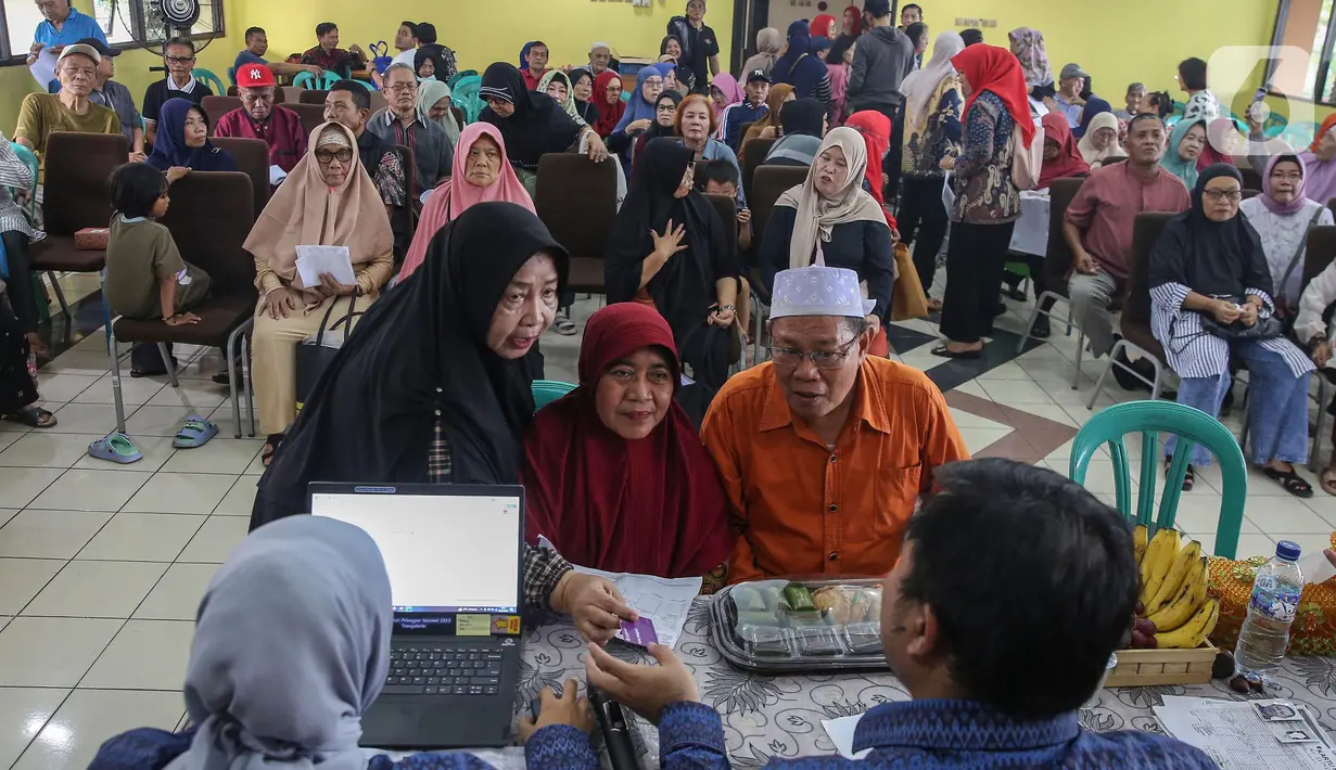 Warga lanjut usia (lansia) memadati aula Kantor Kelurahan Petukangan Utara Jakarta Selatan untuk mendaftarkan diri mendapatkan Kartu Layanan Gratis (KLG), Kamis (8/5/2025). (Liputan6.com/Angga Yuniar)