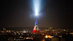 Foto ini menunjukkan Menara Eiffel yang diterangi dengan warna bendera nasional Prancis saat peringatan ke-10 serangan teroris Paris yang terjadi pada 2015, di Paris, pada 12 November 2025. Prancis memperingati satu dekade tragedi berdarah pada 13 November 2015. (Dimitar DILKOFF/AFP)