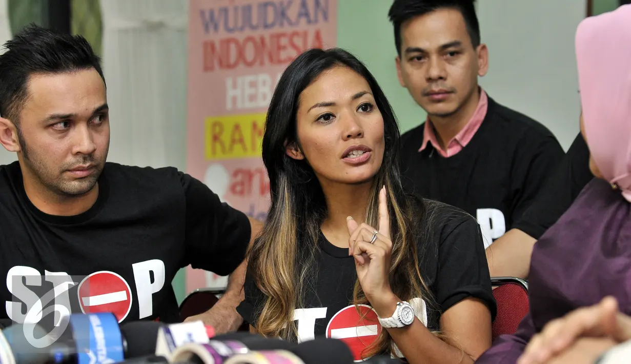 Shanty saat berdiskusi dengan ketua Komnas PA, Arist Merdeka Sirait, Jakarta, Kamis (2/7/2015).  Kasus Angeline menjadi momentum untuk mencetuskan kampanye 'Stop Kekerasan Pada Anak'. (Liputan6.com/Panji Diksana)