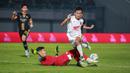 <p>Kiper Dewa United FC, M. Natshir Fadhil Mahbuby (kiri) berusaha merebut bola dari pemain PSM Makassar, Ricky Pratama saat laga pekan ke-10 BRI Liga 1 2022/2023 antara Dewa United FC melawan PSM Makassar di Stadion Indomilk Arena, Tangerang, Kamis (15/9/2022). (Bola.com/Bagaskara Lazuardi)</p>