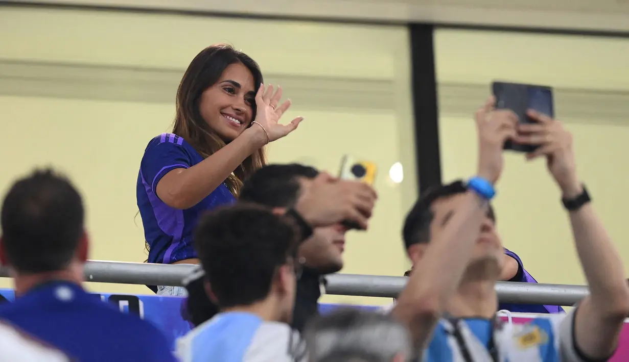 Kehadiran Antonella di laga tersebut juga mencuri perhatian penonton lain. Tak sedikit dari mereka meminta swafoto bersama ibu dari Mateo, Tiago, dan Ciro itu. (AFP/Franck Fife)