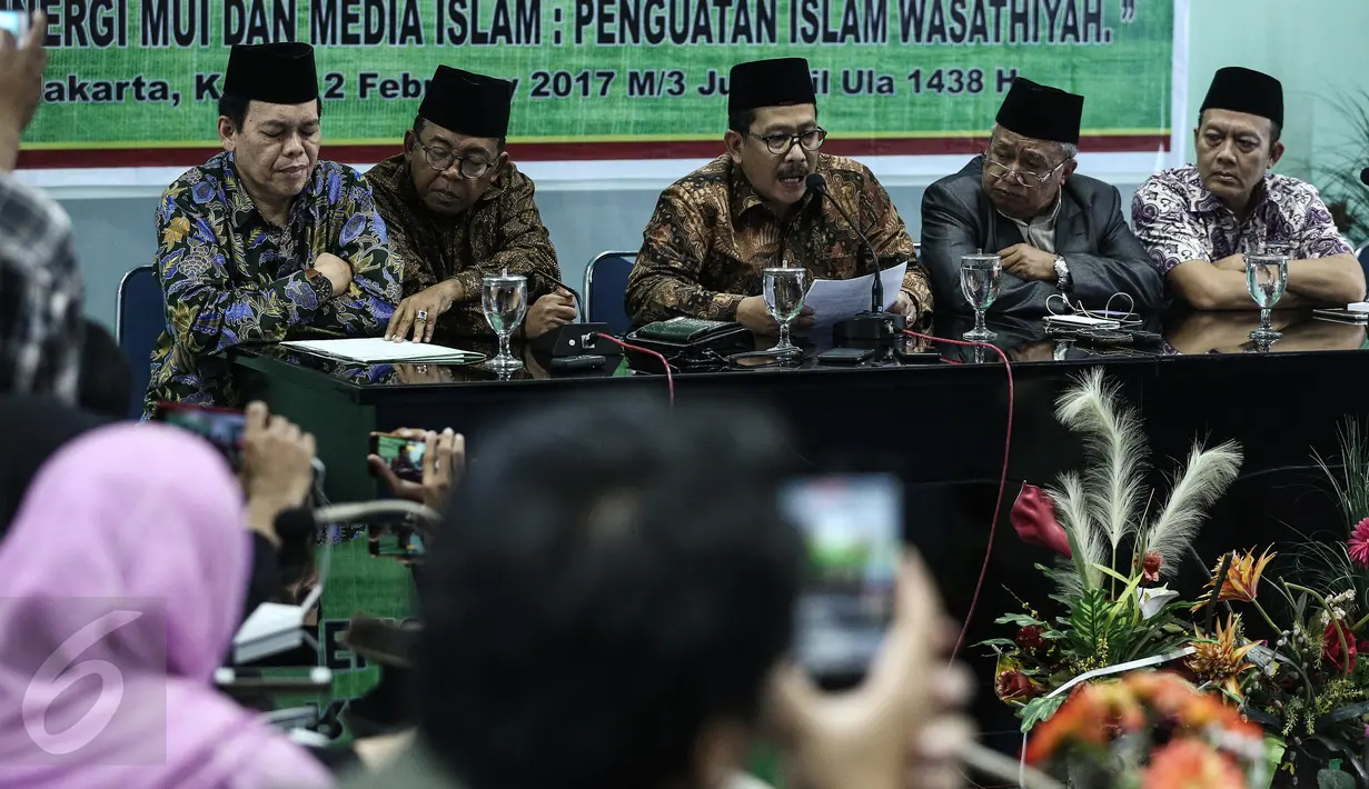 Wakil Ketua Umum MUI Zainut Tauhid Sa'adi (tengah) membacakan sikap resmi atas tudingan-tudingan yang dilancarkan kepada KH Ma'ruf Amin dalam persidangan ke delapan kasus penodaan agama, di Gedung MUI, Jakarta, Kamis (2/2). (Liputan6.com/Faizal Fanani)