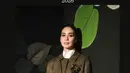 Marsha Timothy kenakan busana bernuansa hijau olive Biyan dari koleksi Autum Winter 2026 [@biyanofficial]