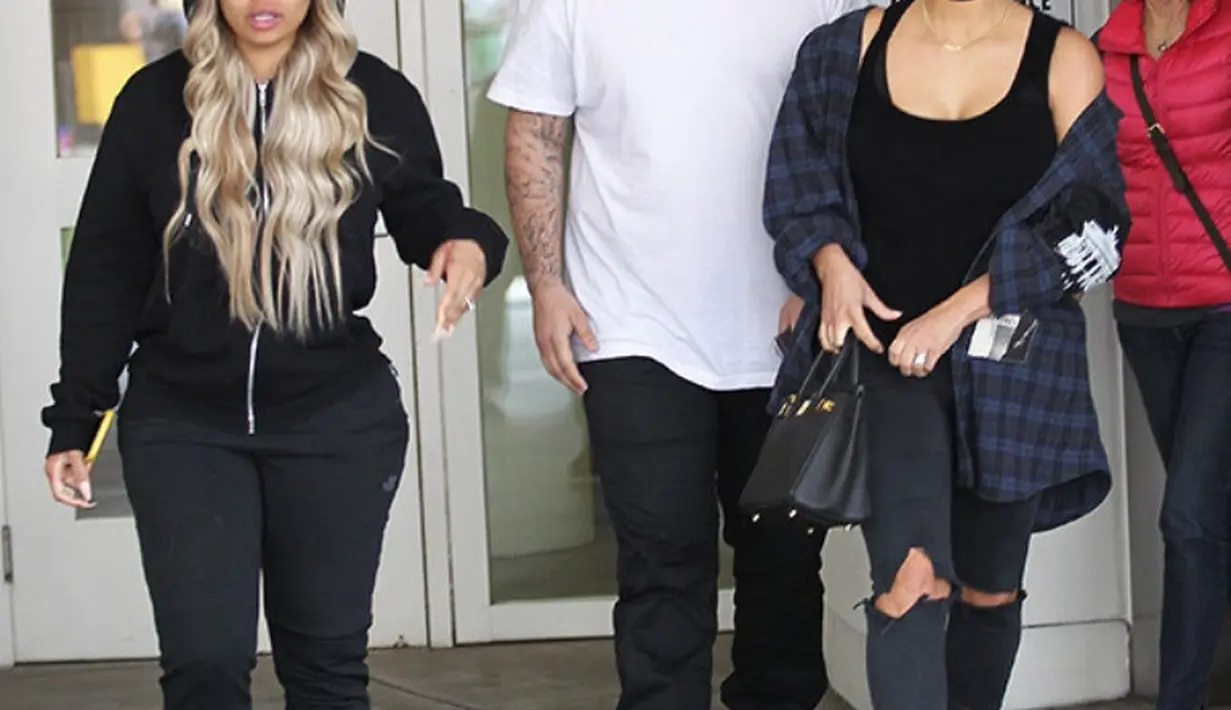 Dilansir dari HollywoodLife, Kim sangat gembura karena saudaranya, Rob Kardashian tak menjadi bagian dari video tersebut. (HollywoodLife)