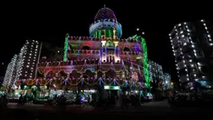 Sebuah masjid dihiasi dengan lampu-lampu untuk menyambut Maulid Nabi Muhammad SAW di Karachi, Pakistan, Jumat, 13 September 2024. (AP Photo/Fareed Khan)