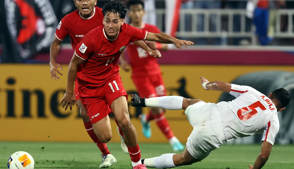 Pemain Timnas Indonesia U-23, Rafael Struick berhasil melewati pemain Yordania U-23, Arafat Al Haj pada laga ketiga Grup A Piala Asia U-23 2024 di Abdullah bin Khalifa Stadium, Doha, Qatar, Minggu (21/4/2024). (AFP/Karim Jaafar)