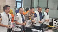Bareskrim Polri kembali berhasil mengungkap sindikat judi online. Sebanyak 11 orang yang merupakan pengelola situs judi online Auto88, ditangkap di kawasan Denpasar Bali, Kamis kemarin, (7/9/2023). (Merdeka.com/Bachtiarudin Alam)