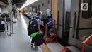 Penumpang menaiki kereta di Stasiun Pasar Senen. (Liputan6.com/Faizal Fanani)