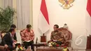 Suasana pertemuan antara Presiden Jokowi dengan perwakilan parlemen Jepang di Istana Merdeka, Jakarta, Senin (4/5/2015). Pertemuan tersebut untuk meningkatan kerjasama antara Jepang dan Indonesia (Liputan6.com/Faizal Fanani)