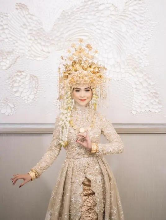 Kebaya semi dress berpotongan A line dipadukan dengan songket khas Palembang. Aksen train pada busana Ricis ciptakan kemilau yang memukau. (Instagram/imagenic)