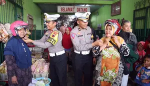Edukasi peraturan lalu lintas di Pasar Pagi Pemalang, emak-emak jawab pertanyaan dapat hadiah helm. (Foto: Liputan6.com/Humas Polres Pemalang)