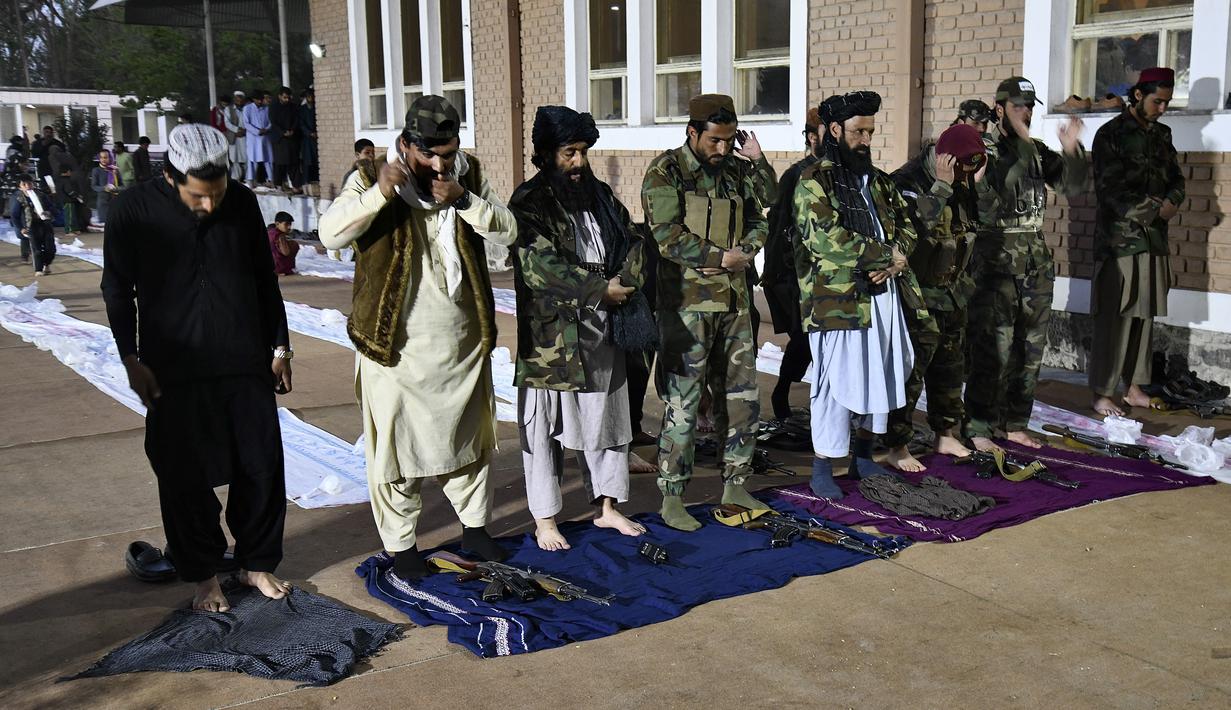 Pasukan Taliban melaksanakan sholat setelah berbuka puasa selama bulan suci Ramadhan di dekat Masjid Wazir Akbar khan di Kabul, Afghanistan (4/4/2022). (AFP/Ahmad Sahel Arman)