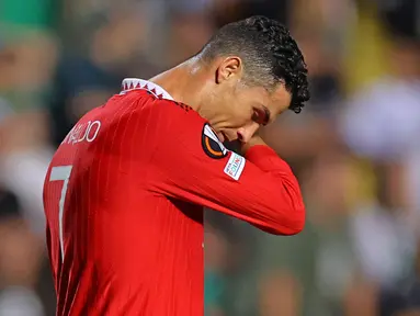 Cristiano Ronaldo lagi-lagi gagal mencetak gol bersama Manchester United. Kali ini ia gagal membobol gawang tuan rumah Omonia Nicosia dalam matchday ketiga Liga Europa 2022/2023, Jumat (7/10/2022) dini hari WIB. Padahal, ia hanya membutuhkan 1 gol lagi untuk menggenapkan koleksi golnya di angka 700. (AFP)