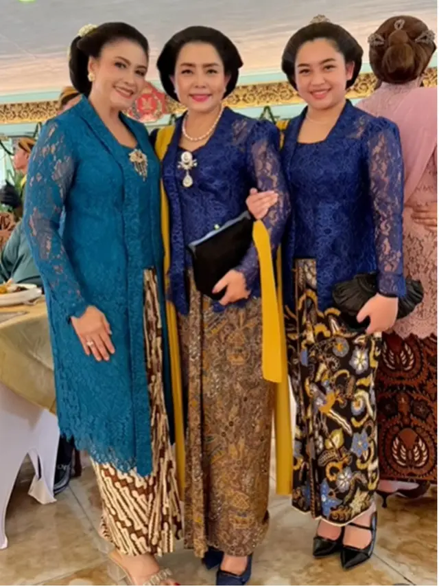 6 Potret Mayangsari dan Khirani Trihatmodjo Kompak Pakai Kebaya Biru di Acara Solo