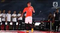 Gelandang Persija Riko Simanjuntak saat menunjukkan jersey baru Persija di SUGBK, Jakarta, Minggu (23/2/2020). Warna oranye digunakan Persija sebagai jersey ketiga. (Liputan6.com/Angga Yuniar)