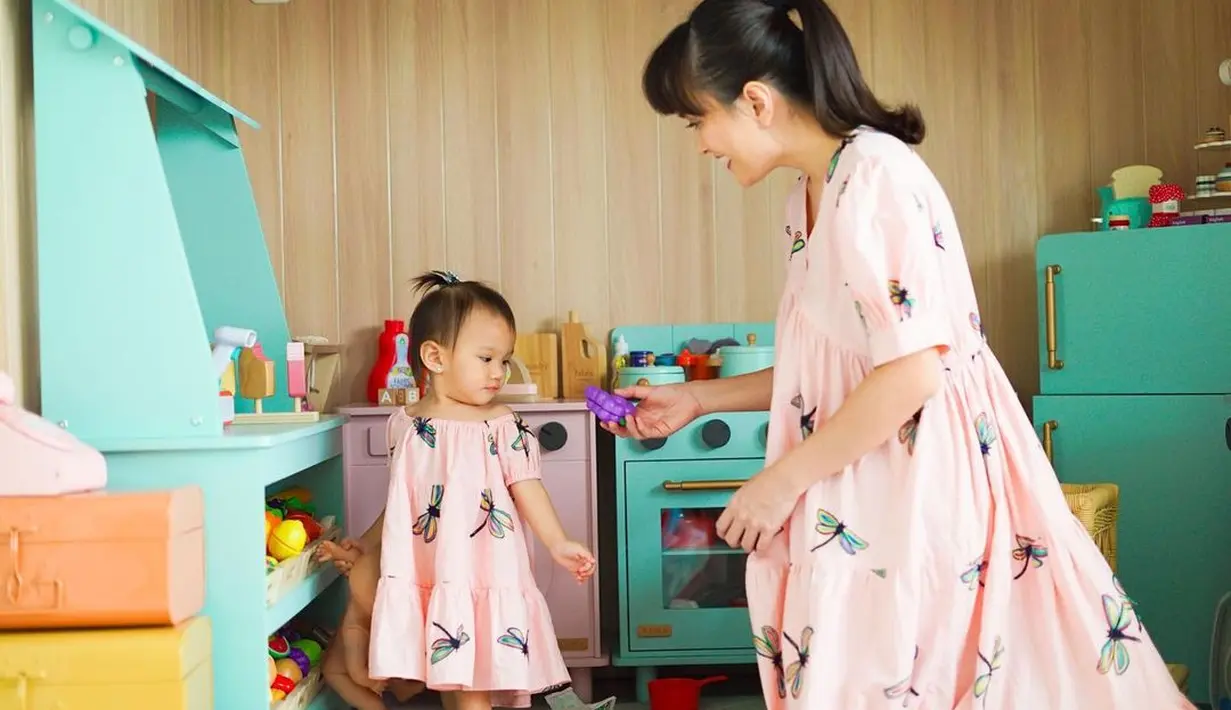 Dress berpotongan loose yang nyaman dipakai di rumah dan tetap stylish saat dipakai ke luar rumah (Instagram @shandyaulia)