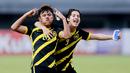 Pemain Malaysia U-19, Danish Irfan (kiri) bersama Abdul Rahman melakukan selebrasi usai menaklukkan Vietnam U-19 pada laga semifinal Piala AFF U-19 2022 di Stadion Patriot Candrabhaga, Bekasi, Rabu (13/7/2022). (Bola.com/M Iqbal Ichsan)