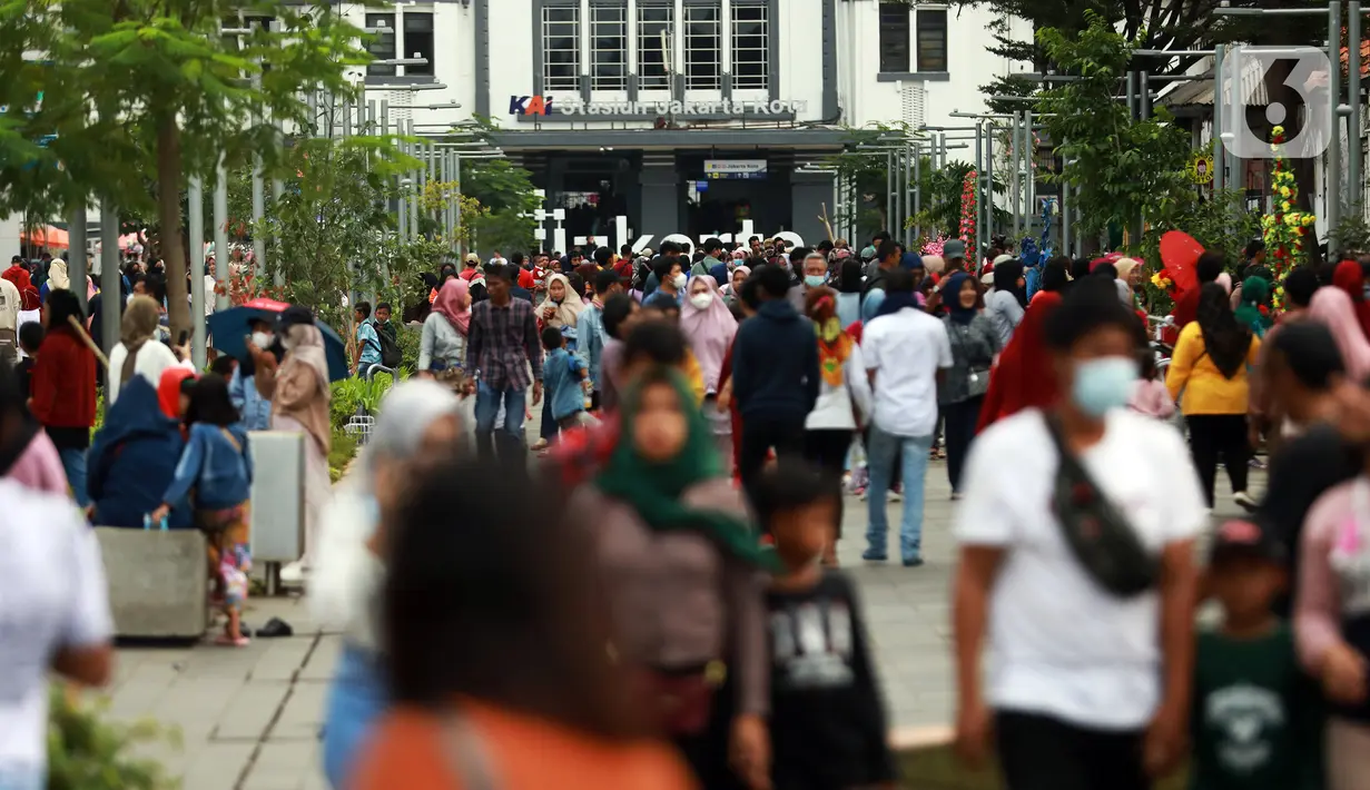 Warga memanfaatkan libur Tahun Baru dengan berkunjung ke Kota Tua, Jakarta, Senin (2/1/2023). Kota Tua menjadi salah satu tempat favorit warga untuk dikunjungi saat liburan pada awal tahun 2023. (Liputan6.com/Johan Tallo)