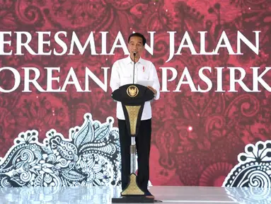 Presiden Joko Widodo memberi sambutan saat meresmikan tol Soreang-Pasir Koja (Soroja) di Kabupaten Bandung, Senin (4/12). Jalan tol ini terbentang sepanjang 10 km. (Liputan6.com/Biro Pers Kepresidenan)