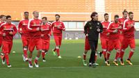 Skuat Austria menjalani sesi latihan jogging di Stadion Ernst Happel, Wina, sehari menjelang laga melawan Timnas Turki. (Bola.com/Reza Khomaini)