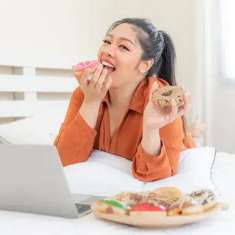 Teknik mindful snacking agar ngemil tetap terkontrol. (foto: jcomp/freepik)
