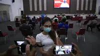 Peserta vaksinasi di gerai presisi Polri di Surabaya. (Dian Kurniawan/Liputan6.com)