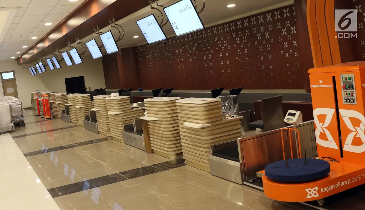 Kondisi ruang check in di Bandara Internasional Yogyakarta, Kulon Progo, DI Yogyakarta, Selasa (23/4).Progres pembangunan Bandara Internasional Yogyakarta hampir 100 persen, sementara progres pembangunan keseluruhannya termasuk domestik mencapai 47 persen. (Liputan6.com/Helmi Fithriansyah)