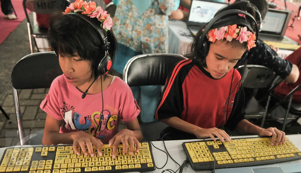 Siswa tuna netra di Yayasan Mitra Netra menujukan keterampilan mengoperasikan komputer, Jakarta, Jumat (17/2). Yayasan Mitra Netra gelar festival Mitra Netra 2017 yang menampilkan beragam keterampilan siswa tuna netra. (Liputan6.com/Yoppy Renato)