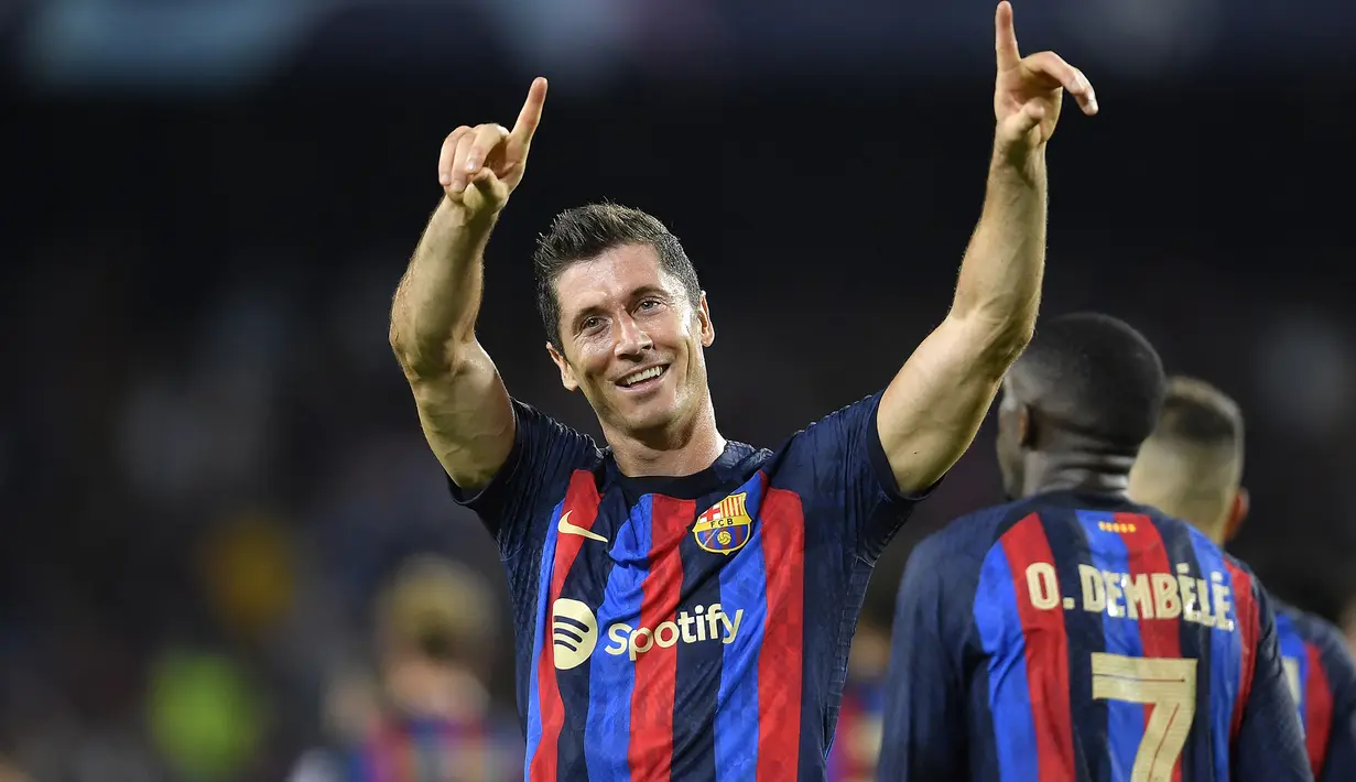 Robert Lewandowski. Striker Polandia berusia 34 tahun yang baru saja bergabung dengan Barcelona di awal musim 2022/2023 usai meninggalkan Bayern Munchen ini tercatat 6 kali mencetak hattrick di Liga Champions bersama 3 klub berbeda, yaitu Borussia Dortmund, Bayern Munchen dan Barcelona. Hattrick teranyar dibuat ke gawang tamunya Viktoria Plzen pada matchday pertama fase grup Liga Champions 2022/2023, 7 September 2022. Dalam laga tersebut Barcelona akhirnya menang 5-1 atas Viktoria Plzen. (AFP/Pau Barrena)