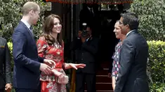 Pangeran William dan istrinya Kate Middleton Duchess of Cambridge berbincang dengan staf hotel saat tiba di  hotel Taj Mahal Palace, Mumbai , India , (10/4). Pangeran William melakukan kunjungan ke India bersama istrinya. (REUTERS / Danish Siddiqui)