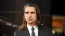 Siapa bilang rambut gondrong itu seram? Bahkan Colin Farrell pun terlihat sangat manis dengan rambutnya yang jatuh sampai ke bahunya. Aktor ‘Miami Vice’ ini tetap tampak gagah dengan jas hitamnya. (Bintang/EPA)