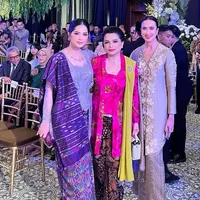 Tampilan Ibu Pejabat saat Kondangan ke Anak Akbar Tandjung. [@yanti.airlangga]