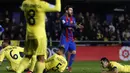 Gaya bintang Barcelona, Lionel Messi (tengah) ketika gagal mecetak gol saat melawan Villareal CF  pada lanjutan La Liga Spanyol di El Madrigal stadium, Villareal, (8/1/2017). Barcelona bermain imbang 1-1.(AFP/Jose Jordan)