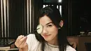 Dalam kesehariannya, ia pun kerap tampil kasual seperti mengenakan kaos maupun busana santai. Meski dengan makeup tipis, pesona dari pemeran Novi sinetron Orang Ketiga ini pun kerap menuai pujian dari para penggemarnya. (Liputan6.com/IG/@demarellementari)