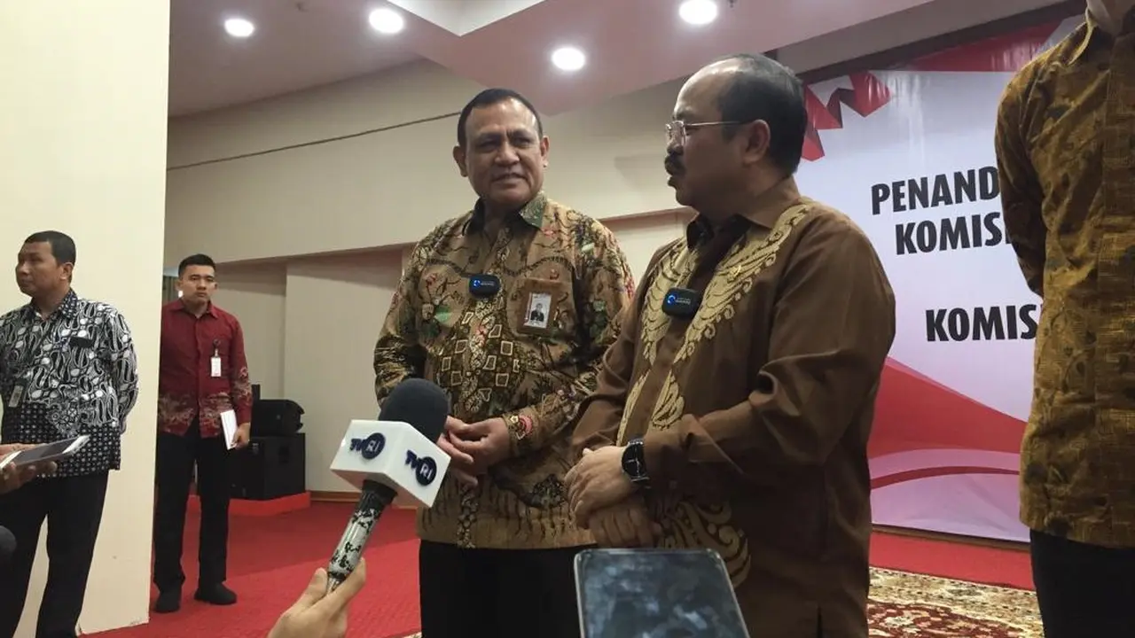 Ketua Komisi Pemberantasan Korupsi (KPK) Filri Bahuri bersama Ketua Komisi Yudisial Amzulian Rifai. (Merdeka.com/ Muhammad Genantan Saputra)